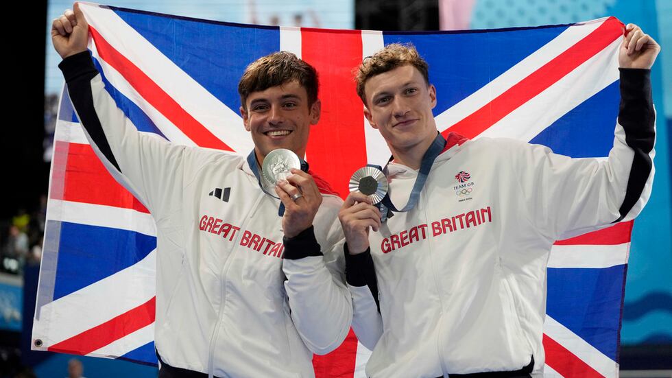 Os britânicos Thomas Daley e Noah Williams comemoram no pódio após ganharem a prata...